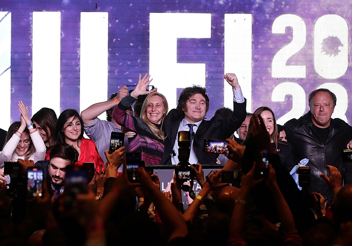 El economista de extrema derecha y candidato presidencial argentino Javier Milei celebra los resultados de las elecciones primarias con su hermana Karina Milei