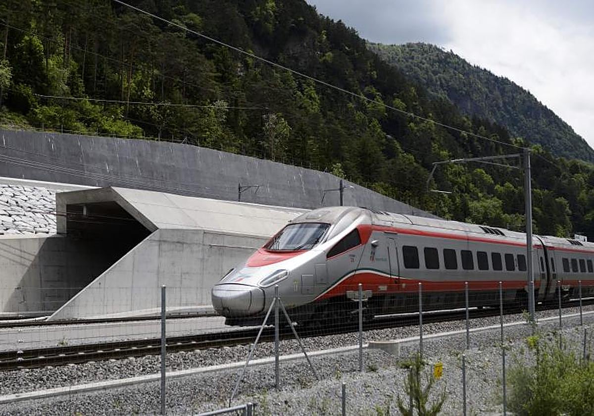 La entrada del túnel ferroviario San Gotardo, ubicado en el sur de Suiza