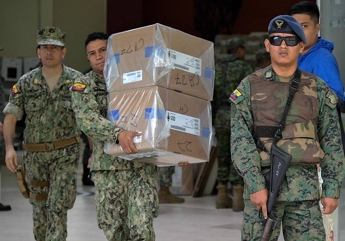 Un grupo de soldados transporta el material para el voto a la localidad ecuatoriana de Montecristi