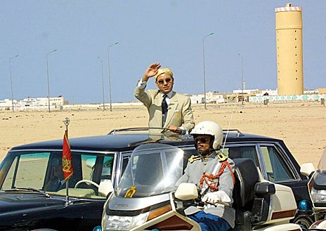 Imagen secundaria 1 - Mohamed VI hereda el trono de su padre Hassan II, fallecido el 23 de julio de 1999