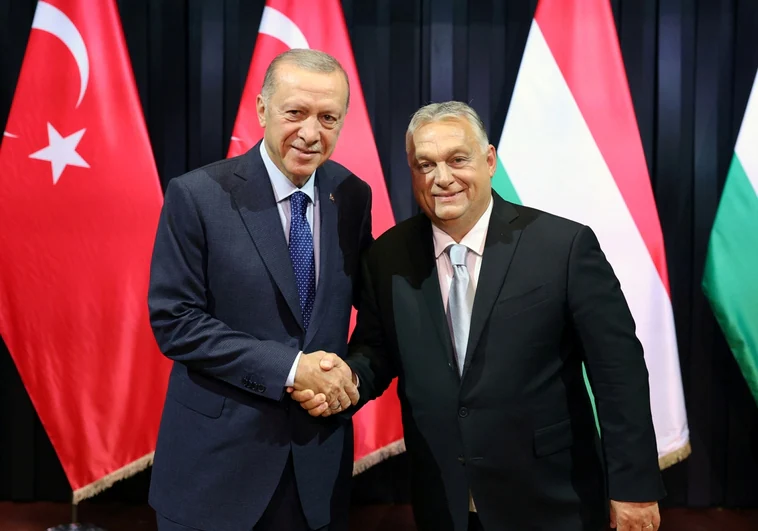 El presidente turco, RecepTayyip Erdogan, con el primer ministro húngaro, Victor Orbán, este domingo en Budapest