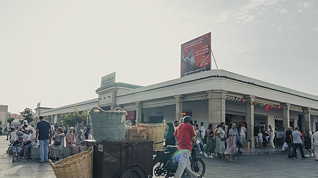 El mercado central en Rabat se llena de gente al atardecer