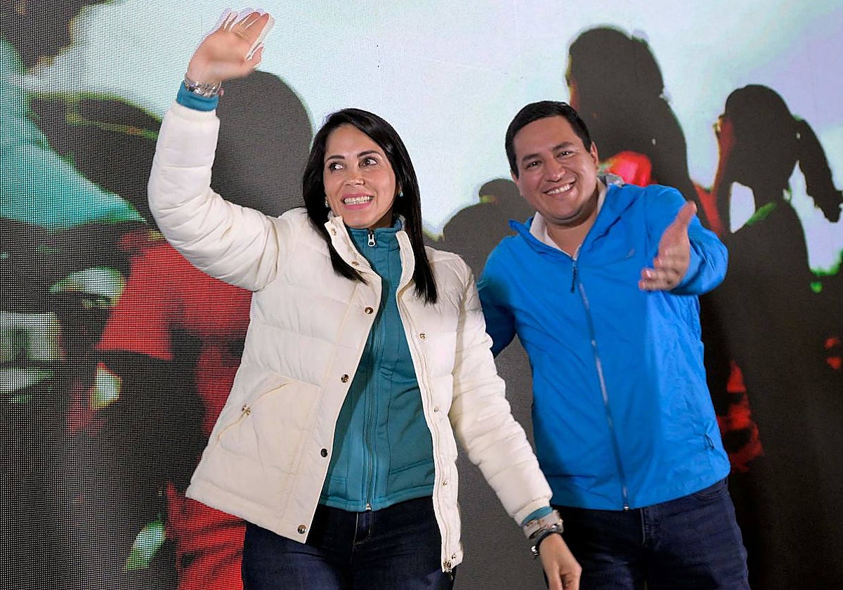 La candidata del partido Movimiento Revolución Ciudadana, Luisa González, junto a su candidato a vicepresidente, Andrés Araúz
