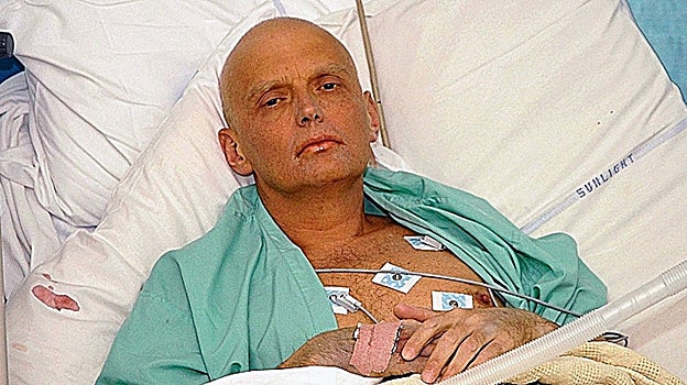 Alexander Litvinenko aparece en la Unidad de Cuidados Intensivos del University College Hospital en noviembre de 2006 en Londres, Inglaterra