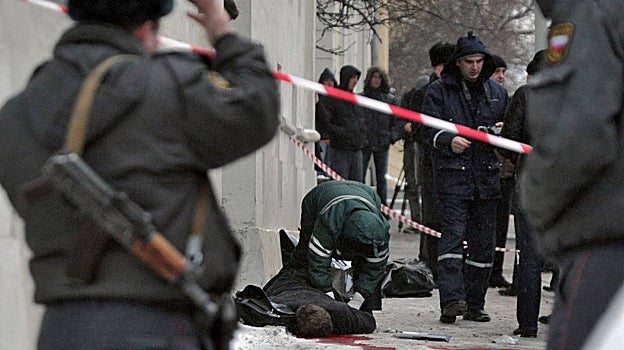 Expertos forenses rusos examinan el cuerpo del abogado Stanislav Markelov en Moscú en enero de 2009