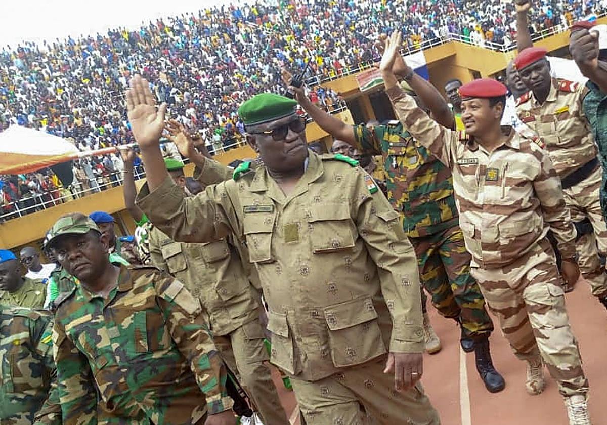 Miles de manifestantes a favor del golpe en Níger