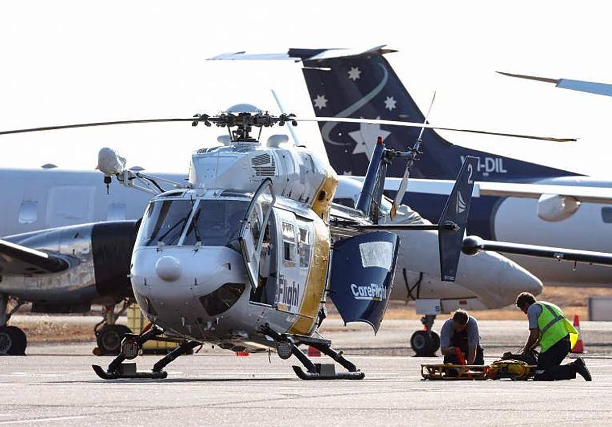 Trabajos de rescate para transportar a los heridos en el accidente del avión militar estadounidense en Australia