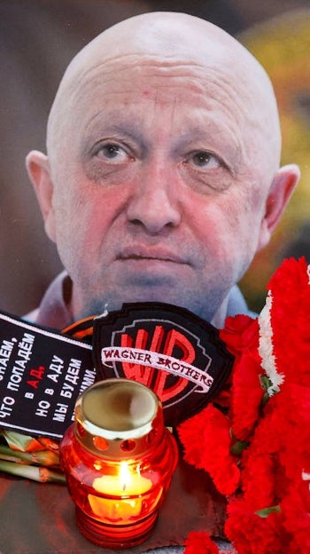 Un retrato del jefe mercenario de Wagner, Yevgeny Prigozhin, en un monumento improvisado en Moscú