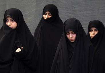 Macron se propone prohibir el uso de la abaya islámica en la escuelas de Francia