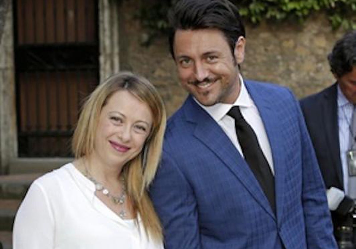 Giorgia Meloni junto a su pareja, el periodista Andrea Giambruno