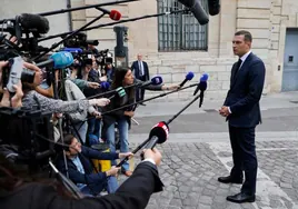 Macron se reúne con todos los partidos en Saint-Denis para aliviar la crisis francesa