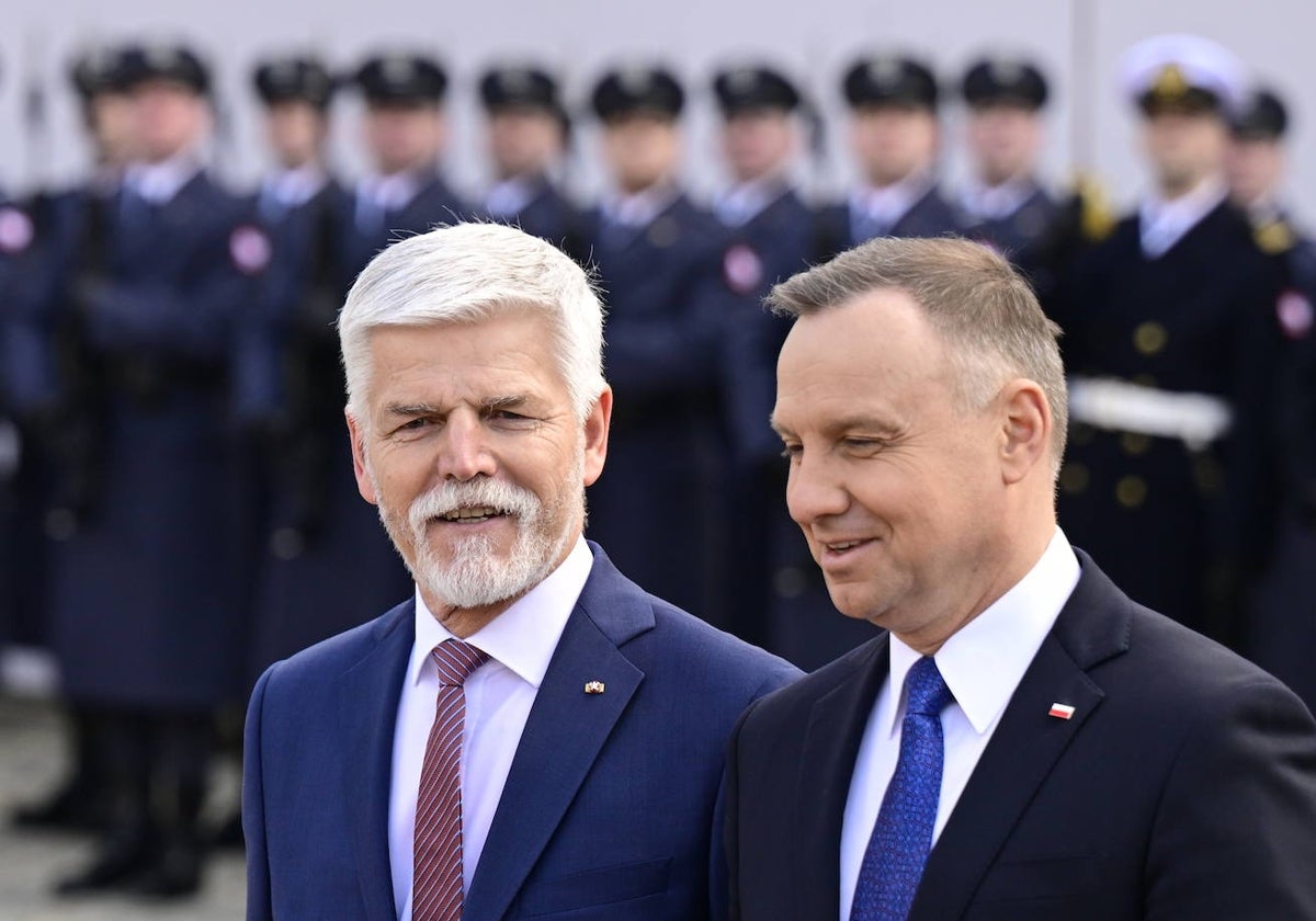 El presidente polaco Andrzej Duda (derecha) y su homólogo checo Petr Pave