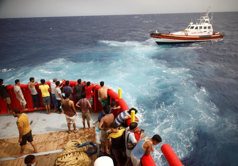 Migrantes dirigiéndose a Lampedusa