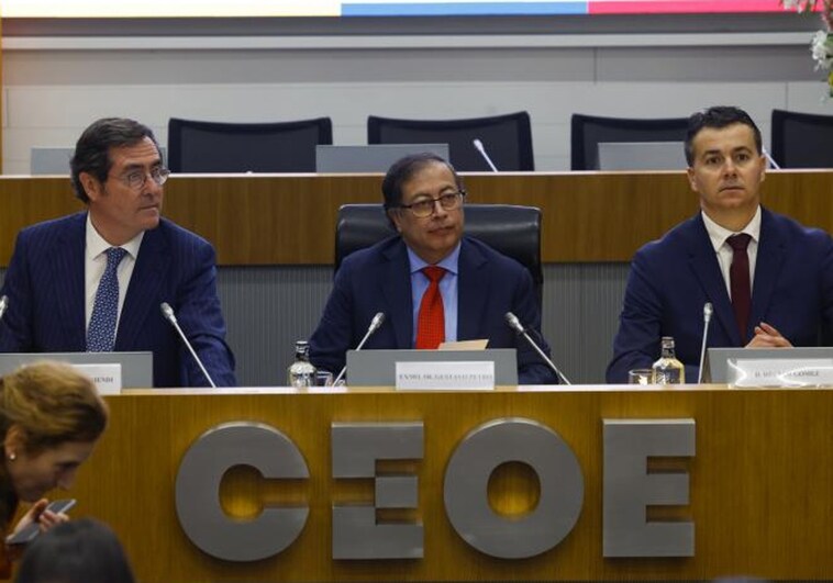 El presidente colombiano, Gustavo Petro, en el centro, durante un encuentro con empresarios españoles el pasado mes de mayo en Madrid