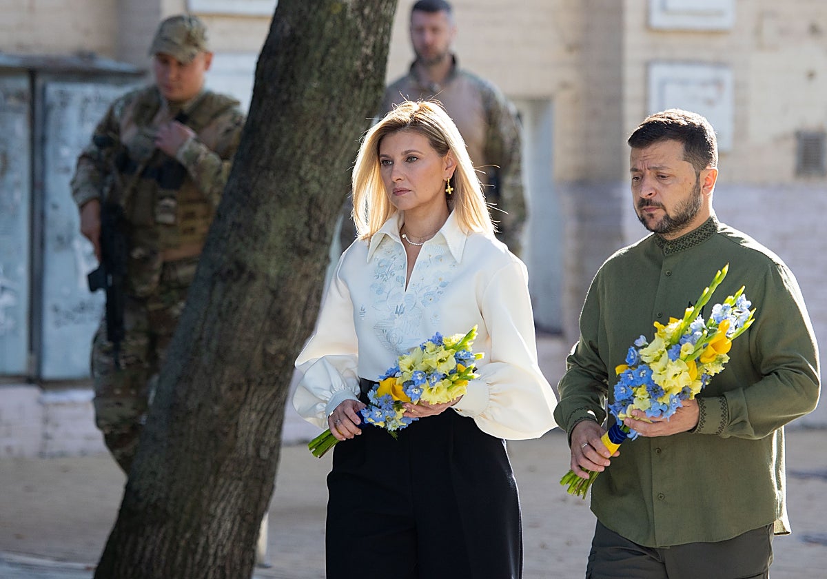 El presidente Zelenski (dcha.) y su esposa Olena Zelenska asisten a una ceremonia de colocación de una corona de flores en un muro conmemorativo en el exterior del monasterio ortodoxo de San Miguel de Cúpula Dorada durante las celebraciones del Día de la Independencia de Ucrania