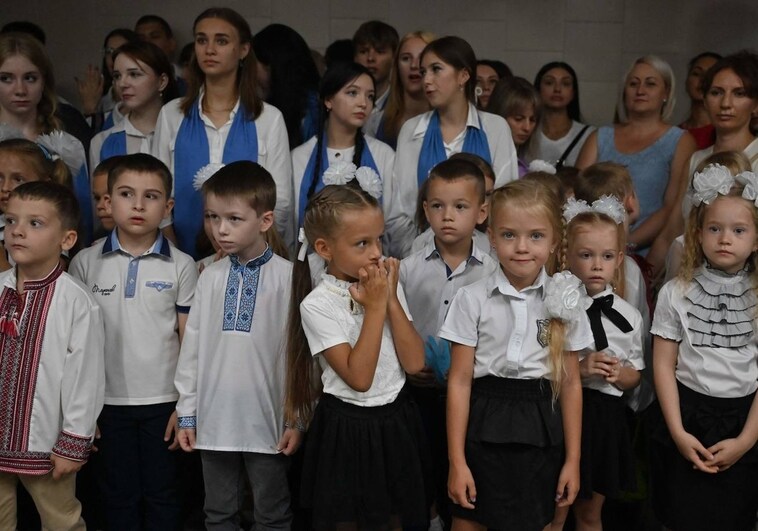 Los alumnos asisten a una ceremonia celebrada en una estación de metro para marcar el comienzo del nuevo año escolar , conocido como el «Día del Conocimiento» en Járkov, el 1 de septiembre de 2023