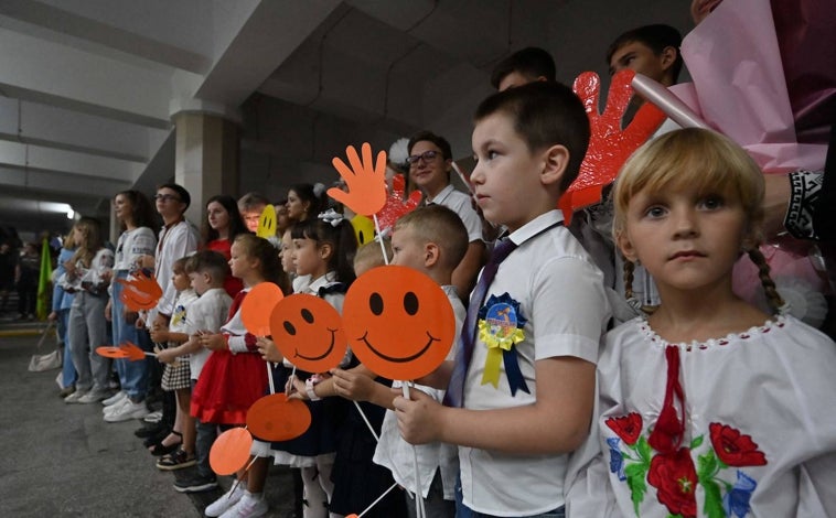 Imagen principal - Los alumnos asisten a una ceremonia celebrada en una estación de metro para marcar el comienzo del nuevo año escolar , conocido como el «Día del Conocimiento» en Járkov, el 1 de septiembre de 2023,