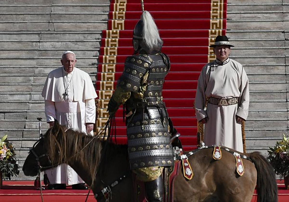 El Papa Francisco, junto al presidente de Mongolia Ukhnaa Khurelsukh