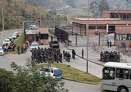 Liberan a guías penitenciarios y policías retenidos en seis cárceles de Ecuador