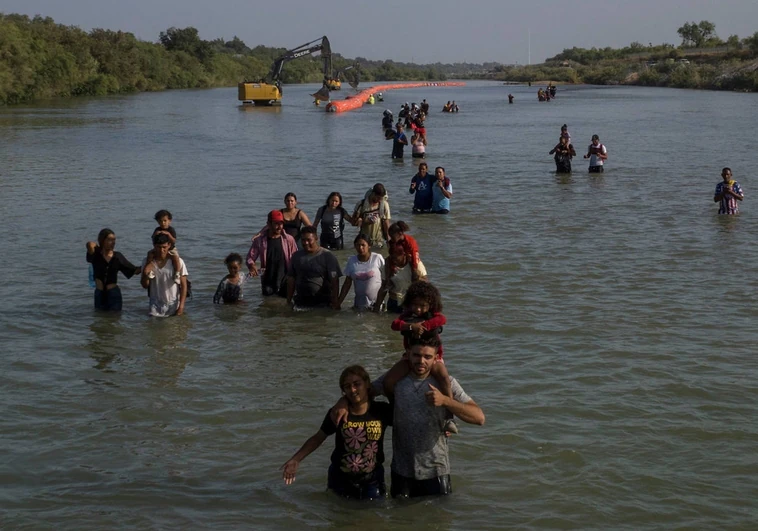 Un grupo de inmigrantes cruza el Río Grande hacia EE.UU.