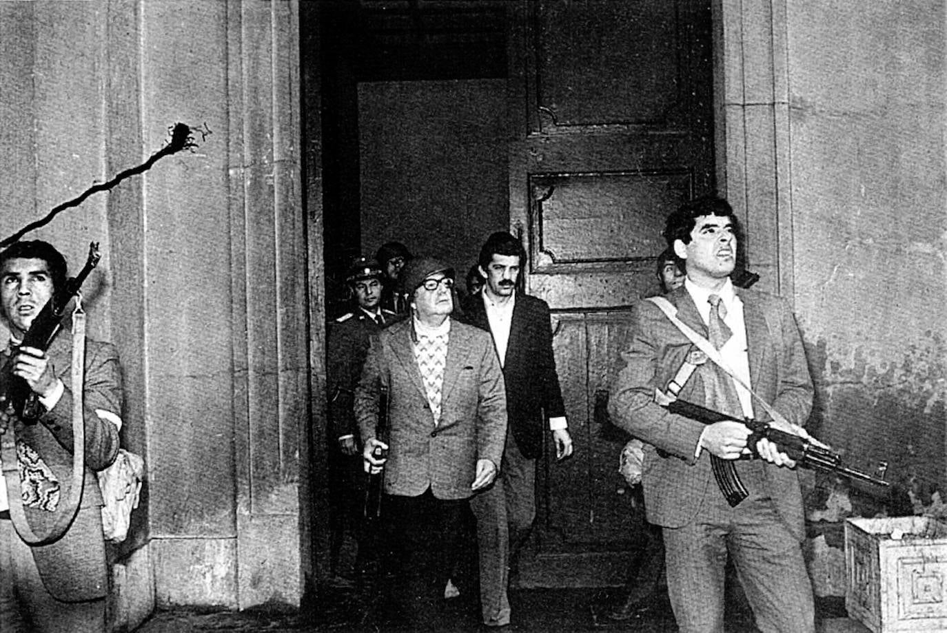 Esta fotografía de archivo muestra al médico presidencial Danilo Bartulin Fodich (segundo a la derecha) de pie junto al entonces presidente chileno Salvador Allende (con casco) mientras las fuerzas golpistas de Augusto Pinochet presionaban su asedio armado contra el palacio presidencial de La Moneda en Santiago el 11 de septiembre de 1973.