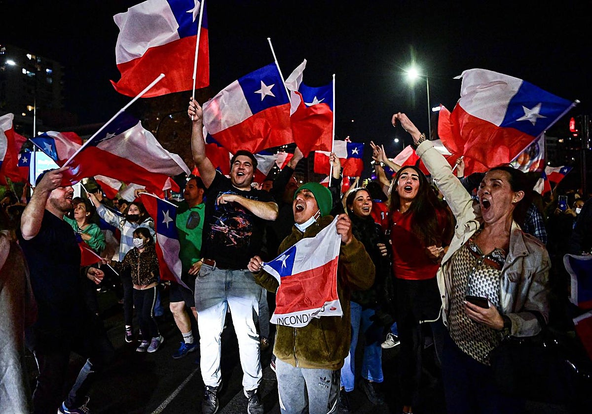 Chilenos rechazan el nuevo proyecto de constitución que reemplazará la promulgada en 1980 por el régimen del dictador Augusto Pinochet