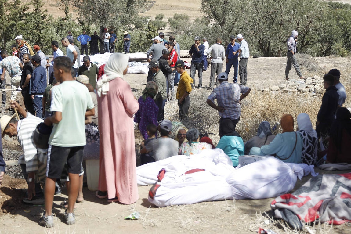 Varias personas entierran a sus fallecidos en la aldea de Tafagajt, en Marruecos