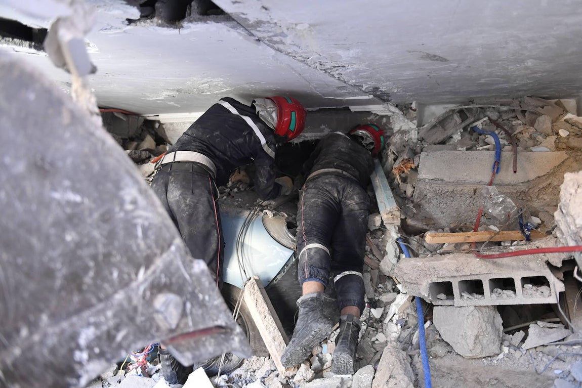 Socorristas participan en una operación de rescate en un edificio dañado tras el terremoto