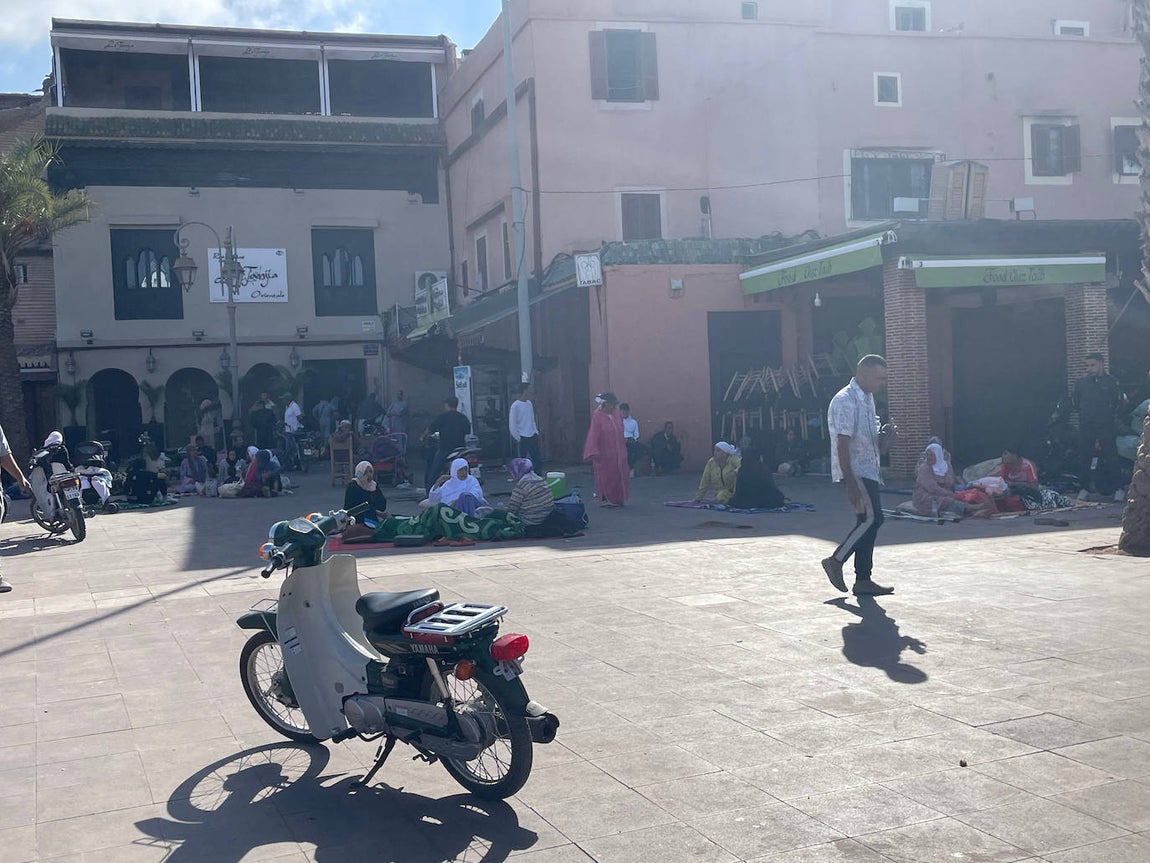 Varias personas se reúnen en las calles de la histórica ciudad de Marrakech tras el fuerte terremoto que sacudió la región