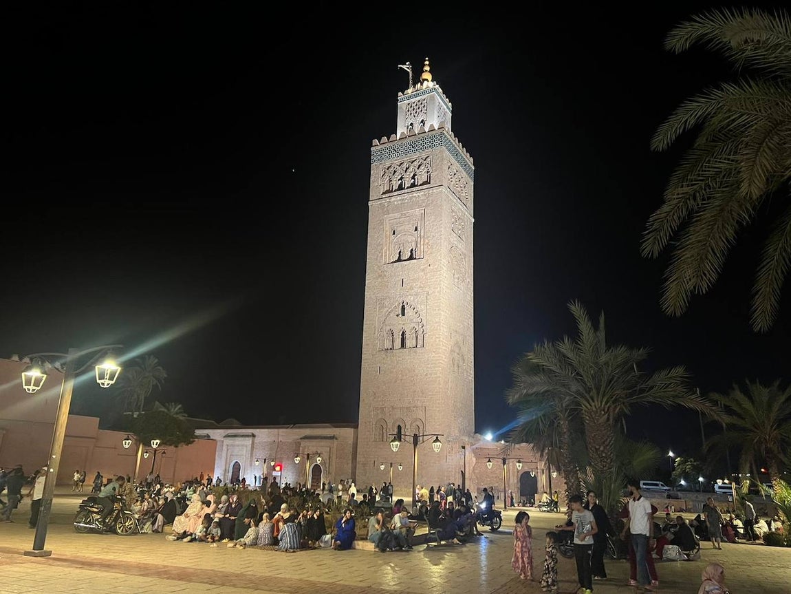 Cientos de personas hacen noche en las calles de Marrakech