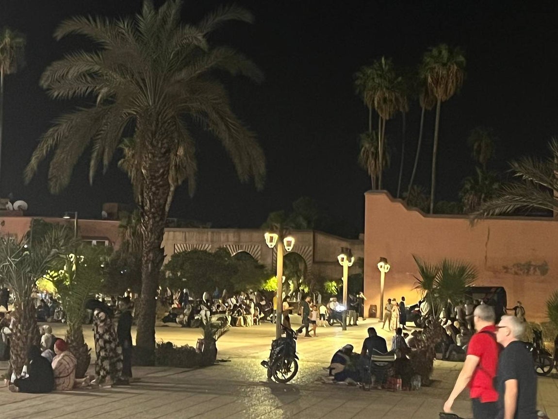 Cientos de familias pasan la noche en la calle por temor a una réplica