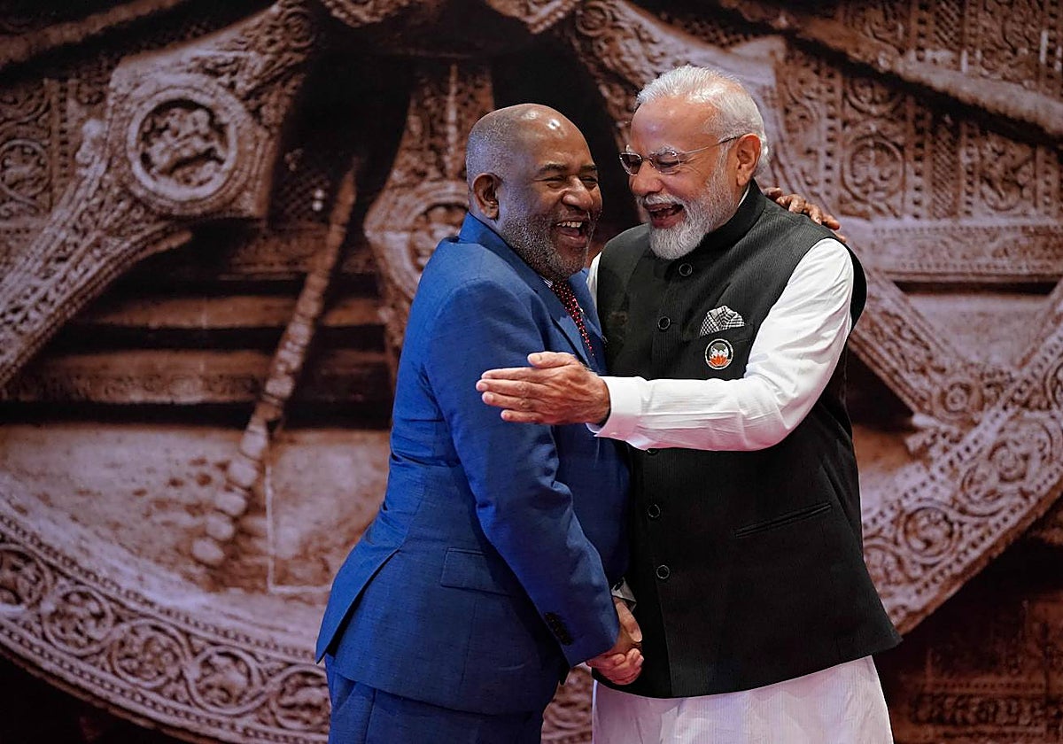 El primer ministro de la India, Narendra Modi (derecha), abraza al presidente de la Unión Africana, Azali Assoumani