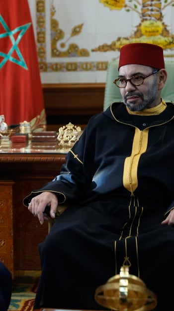 El presidente Pedro Sánchez con Mohamed VI en abril de 2022, en Rabat