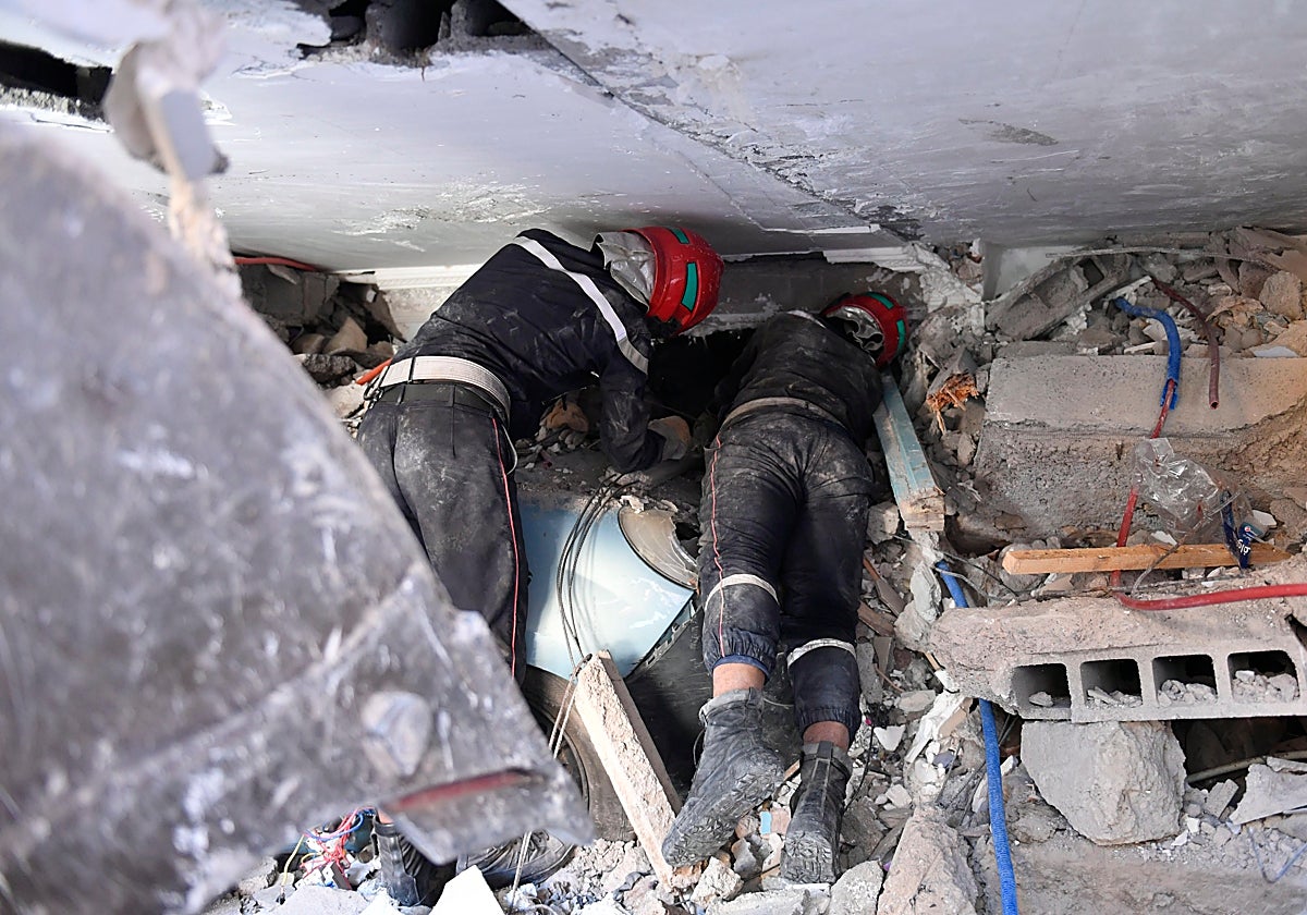 Rescatistas entre las ruinas de un edificio tras el terremoto en Marruecos