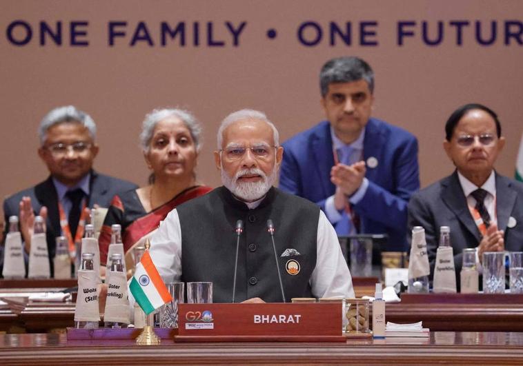 Narendra Modi, en la reunión del G-20 con su cartel de Bharat, en vez de India
