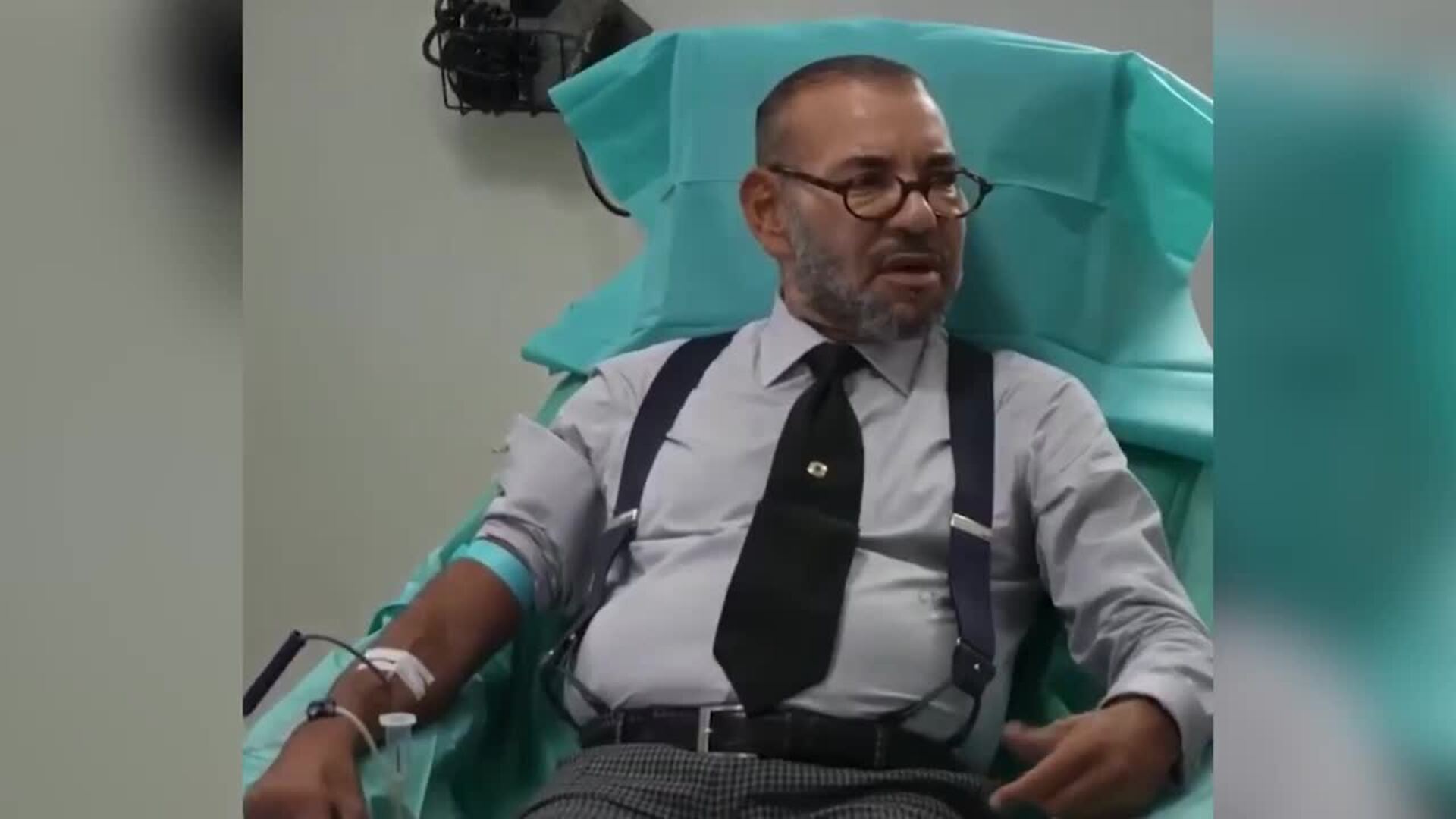 Mohamed VI visita un hospital de Marrakech cuatro días después del terremoto