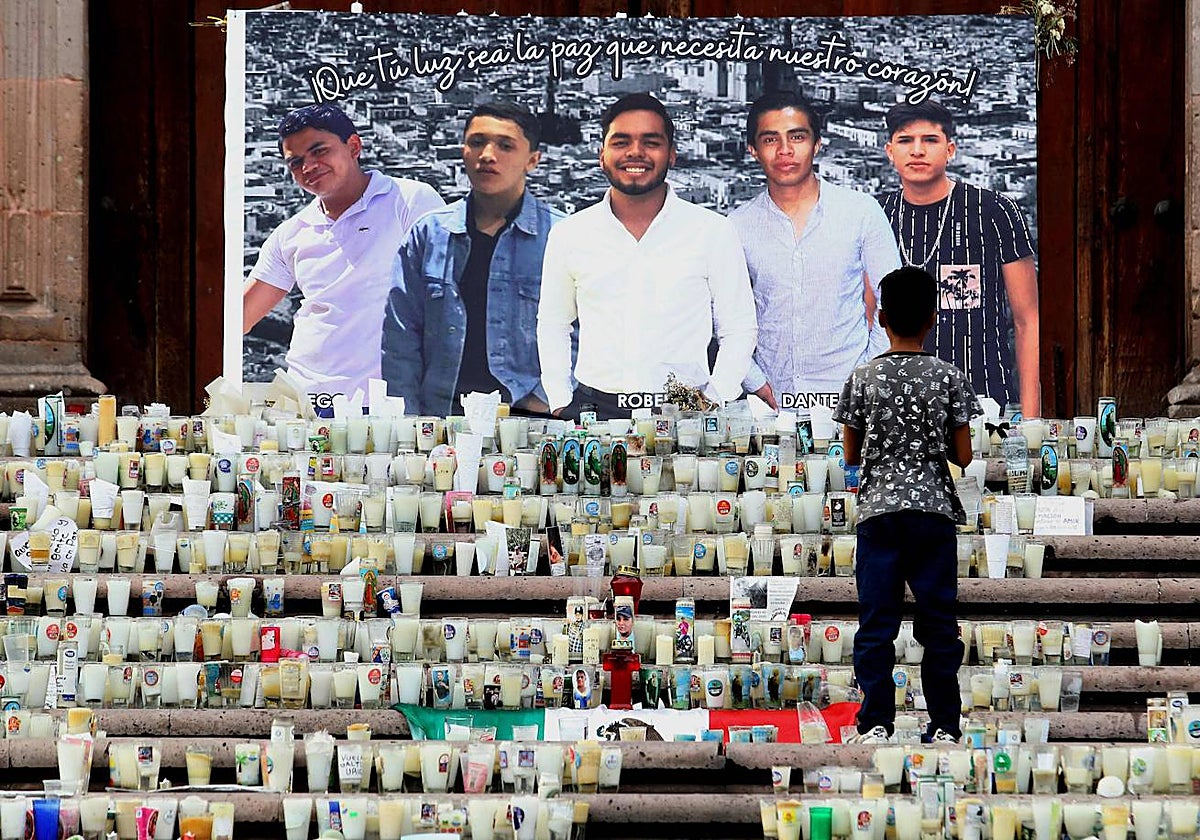 Los cinco jóvenes desaparecidos y asesinados en un altar conmemorativo en una iglesia en Lagos de Moreno