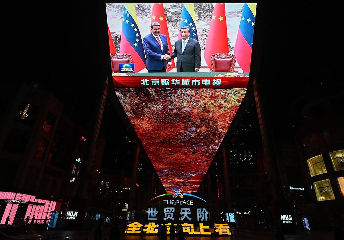 Una pantalla proyecta el encuentro entre Maduro y Xi en Pekín