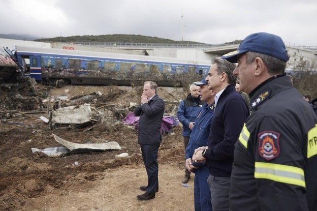 Mitsotakis (segundo a la derecha) y el Ministro griego de Infraestructura y Transporte, Kostas Karamanlis (izquierda), en el lugar del siniestro