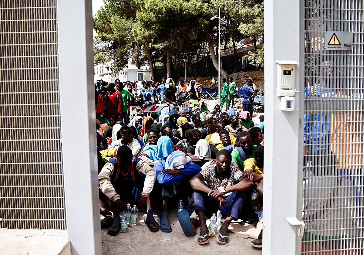Un grupo de inmigrantes en Lampedusa, donde se han producido miles de llegadas en la última semana