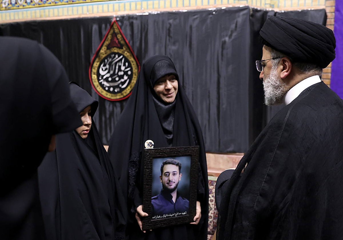 El presidente iraní, Ebrahim Raisi, se reúne con familiares de policías que murieron durante las protestas
