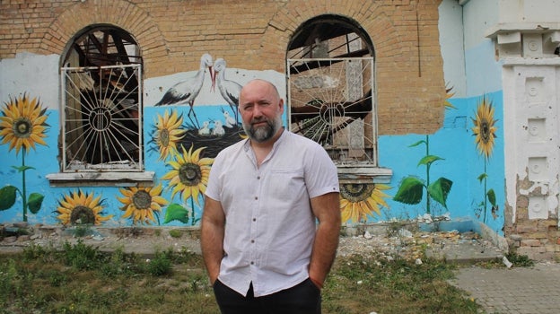 Dima mira a la cámara en la Casa de la Cultura de Irpín, destrozada por los ataques rusos