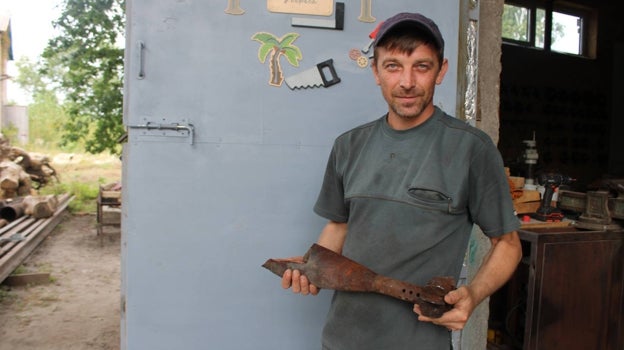 Anton, el carpintero de Irpín, enseña los proyectiles que cayeron en su nave