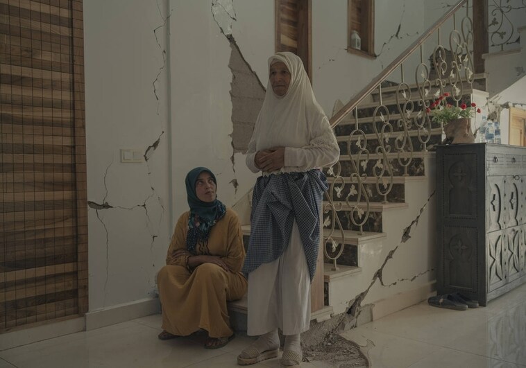 Najna Ait Lhirrea, de blanco impoluto, el color que visten las viudas en Marruecos, con su hija
