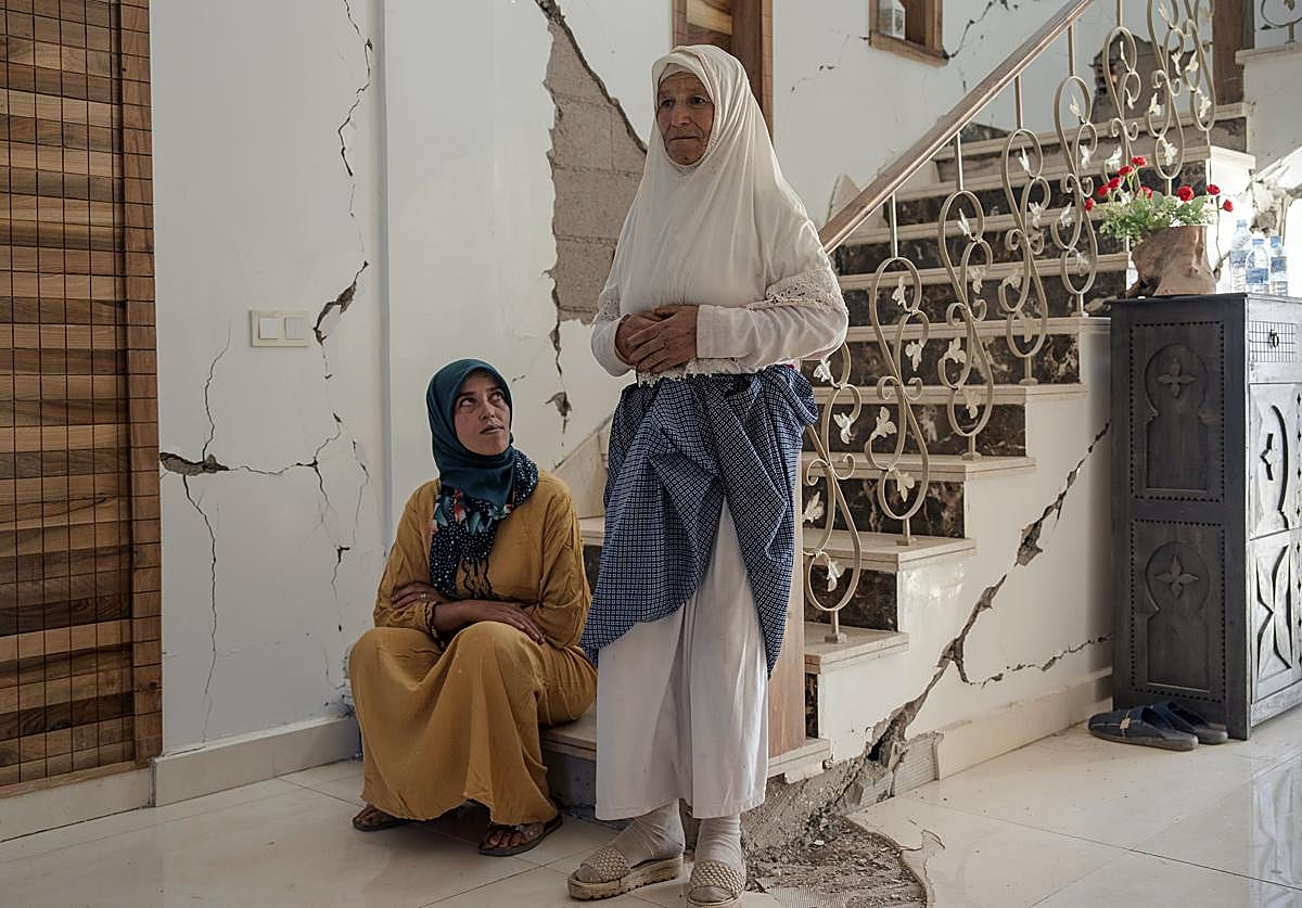 Najna Ait Lhirrea, de blanco impoluto, el color que visten las viudas en Marruecos, con su hija