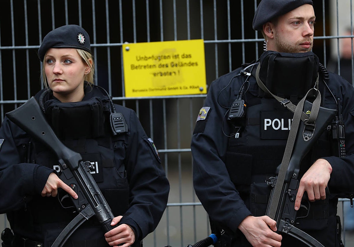 Agentes alemanes de policía vigilan un estadio de fútbol