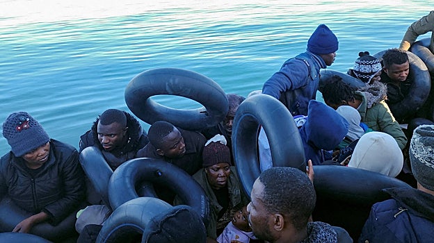 Migrantes llegan a la costa europea de Lampedusa
