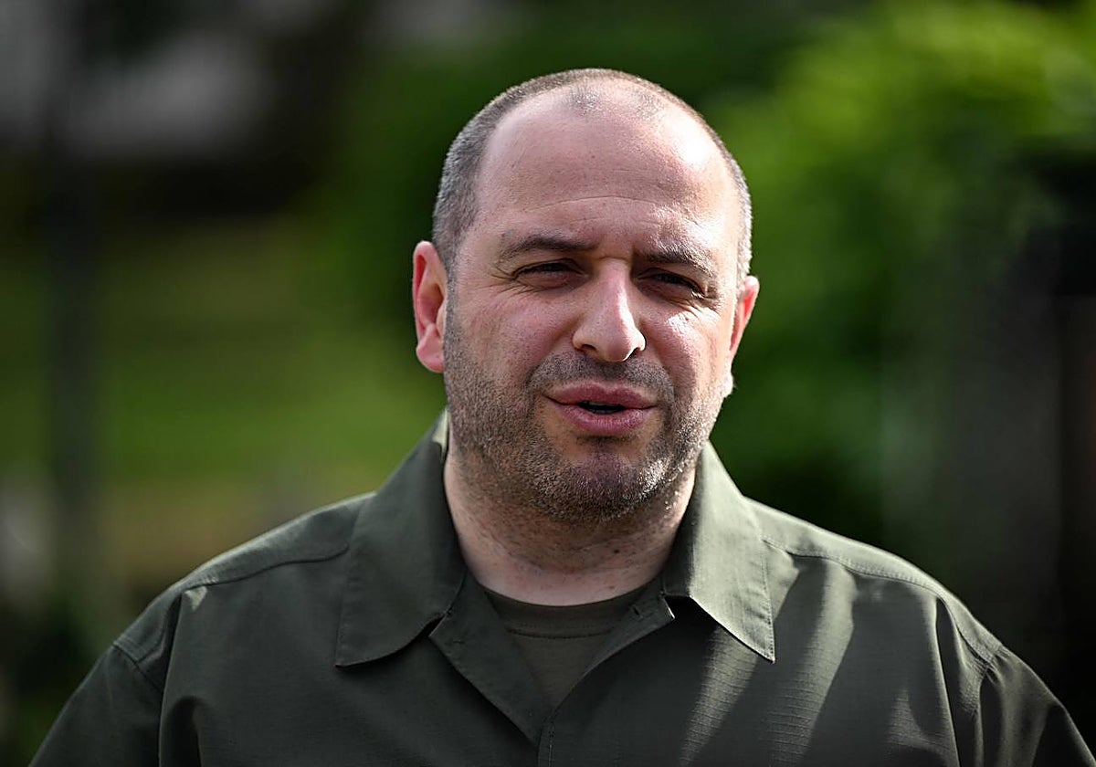 El ministro de Defensa de Ucrania, Rustem Umerov, da una declaración en la base aérea de Ramstein , en el suroeste de Alemania