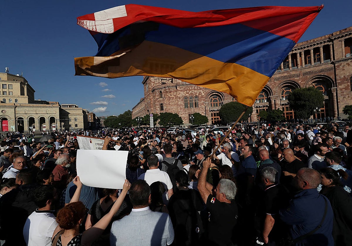 Manifestantes se reúnen cerca del edificio del gobierno, después de que Azerbaiyán lanzara una operación militar en la región de Nagorno -Karabaj, en Ereván, Armenia