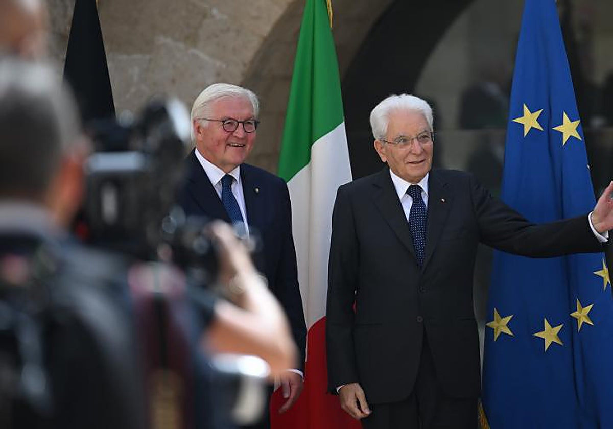 El presidente de Italia, Sergio Mattarella, da la bienvenida al presidente alemán, Frank-Walter Steinmeier (i)